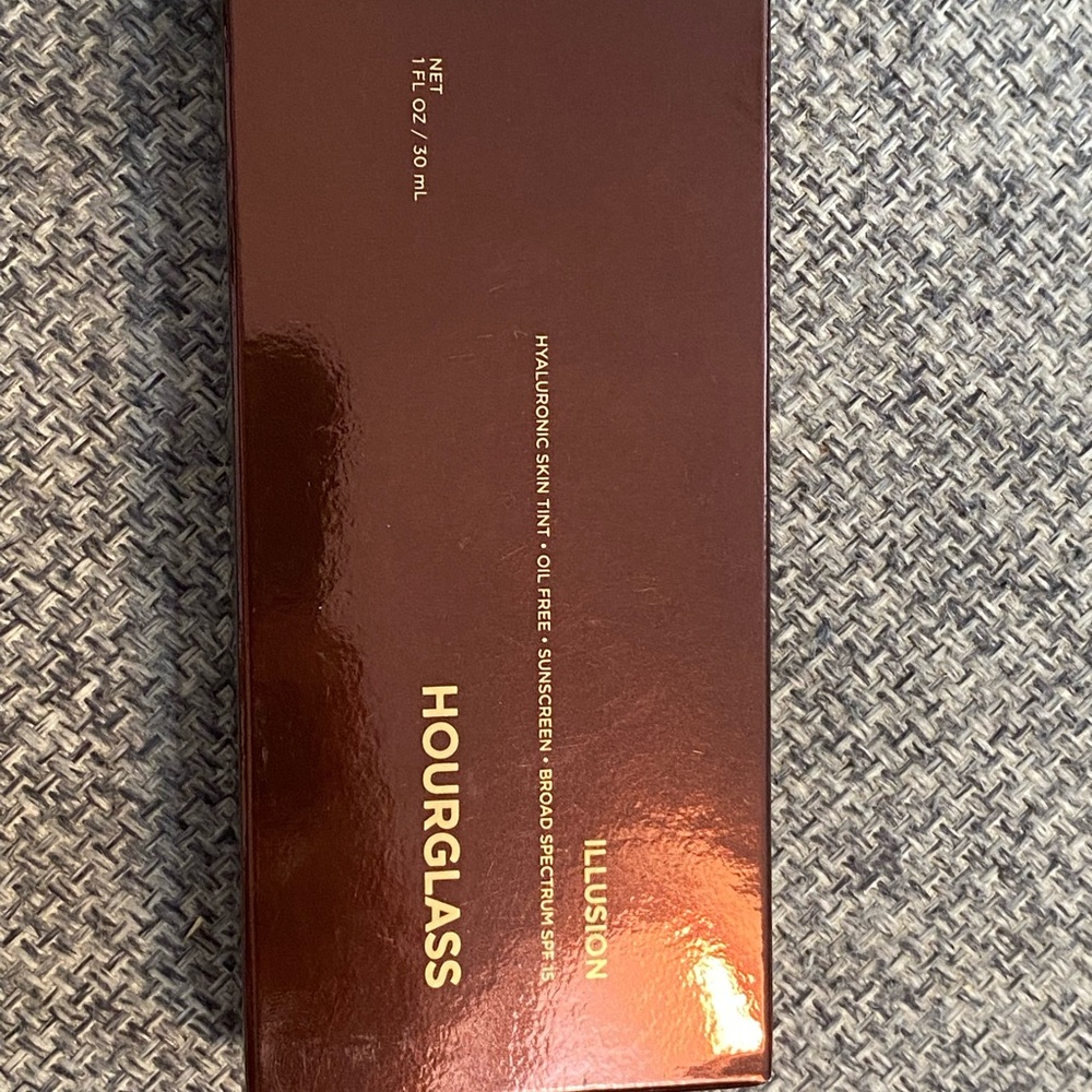 NEW Hourglass Hourglass Illusion Hyaluronic Skin Tint in sand